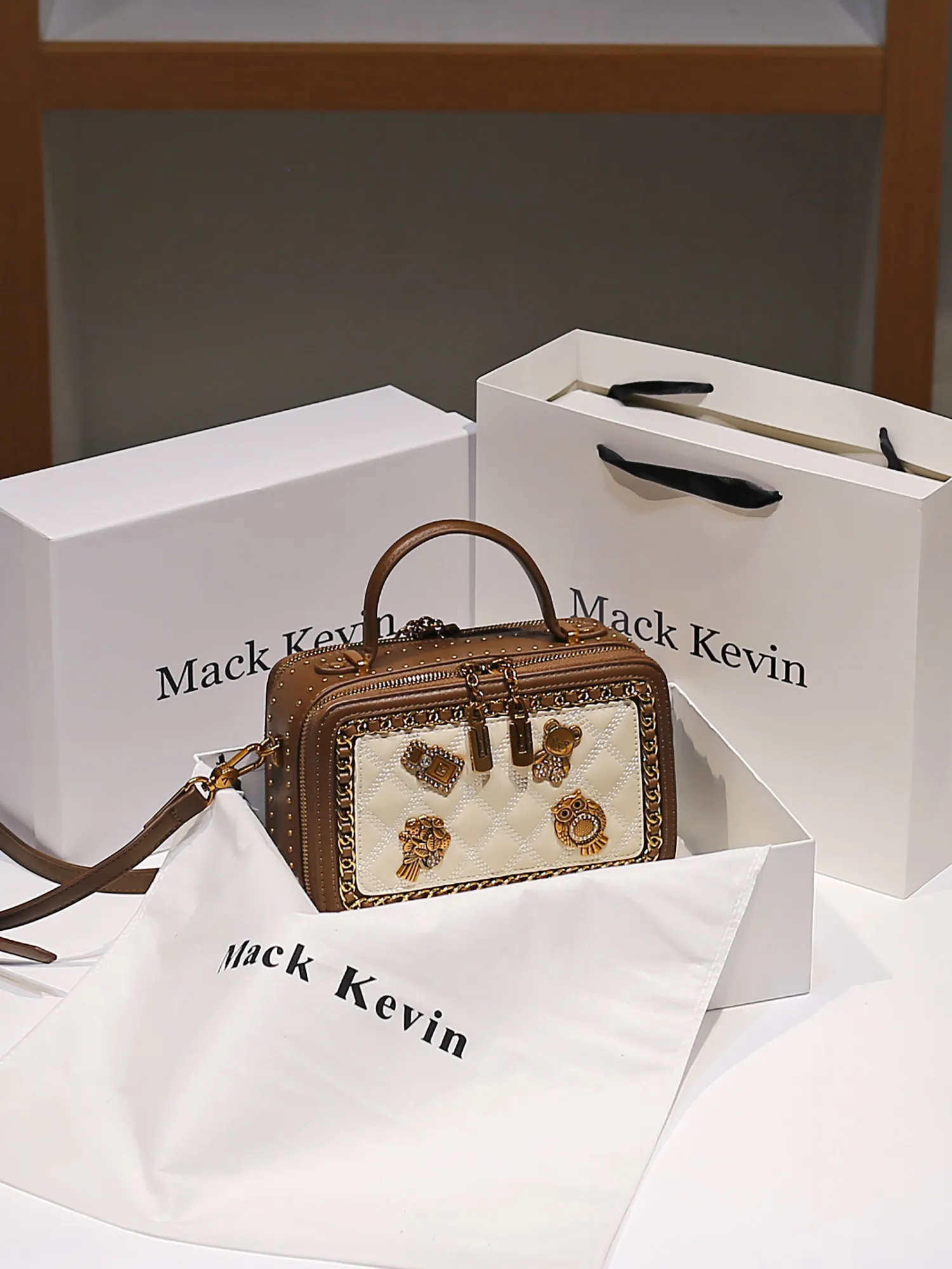 Luxury and Versatile Handheld Box Bag with Vintage Metal Badge and High Quality Leather 2026 Women's New Fashion Crossbody Bag