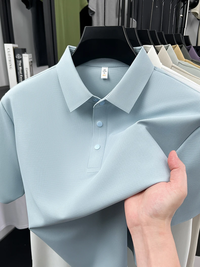 Hochwertiges Eisseide-Kurzarm-Poloshirt für Herren, klassisches einfarbiges, atmungsaktives Business-Casual-T-Shirt, neues Luxus-Oberteil für den Sommer. – Detail 12