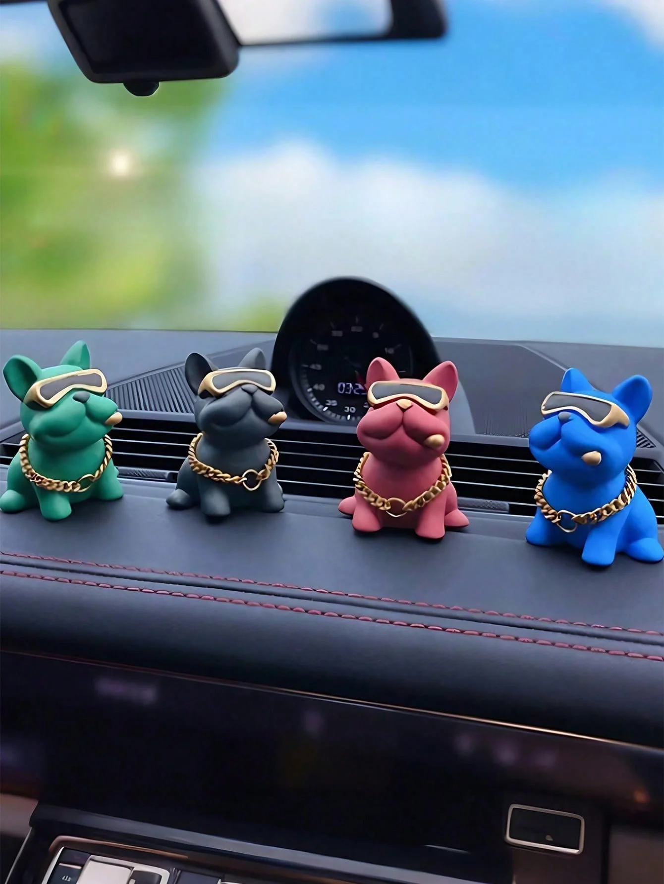 Decoração de carro de buldogue de resina fofa com corrente de ouro e óculos – ornamento de painel divertido para amantes de cães, acessórios de interior de carro humorístico
