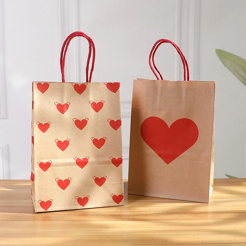 5Pcs Cute Heart Shape Pattern Printed Kraft Paper Bag Simple Cartoon Gift Handbag Holiday Valentines Day Gift Bag Decor Supplies