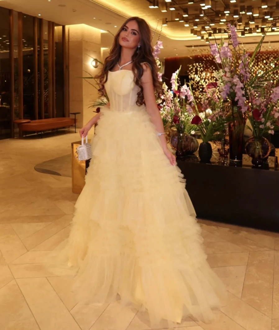 فستان سهرة أصفر فاخر من التول للحفلات بدون حمالات ورباط خلفي للحفلات سويب تراين