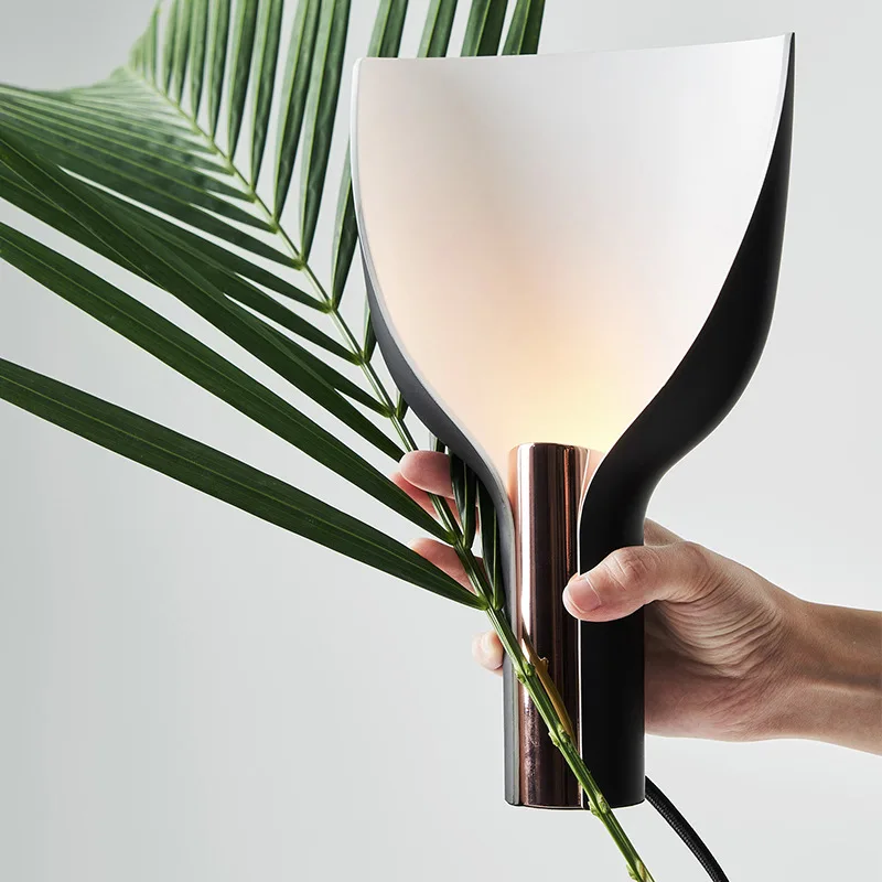 

Modern minimalist art metal living room table lamp Nordic fashion bedroom bedside study hotel model room table lamp