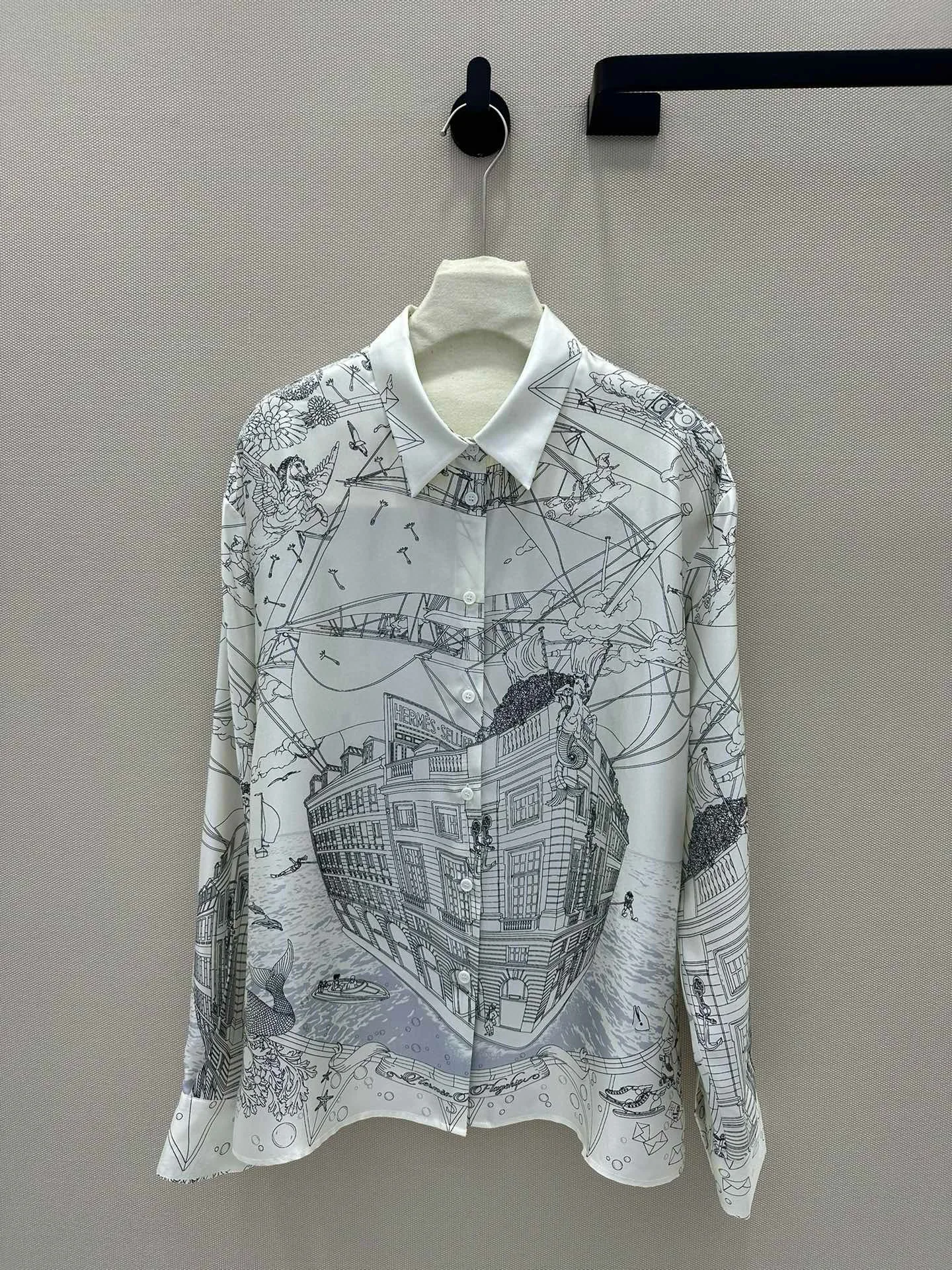 

Spring elegant long sleeved shirt made of exclusive quality printed twill silk