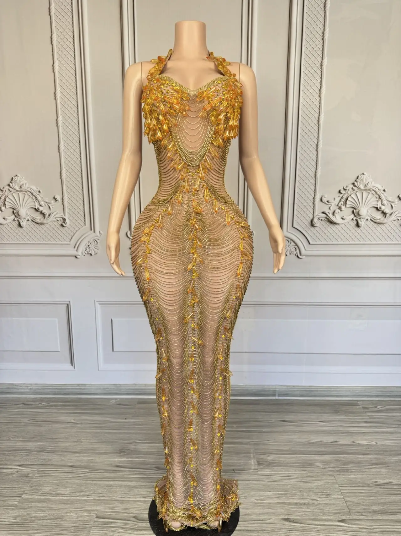 Luksusowa, ekskluzywna, błyszcząca suknia wieczorowa na studniówkę, urodziny, imprezę, sesję zdjęciową, zdobiona kryształkami, łańcuszkami z dżetów, seksowna suknia Ailisi