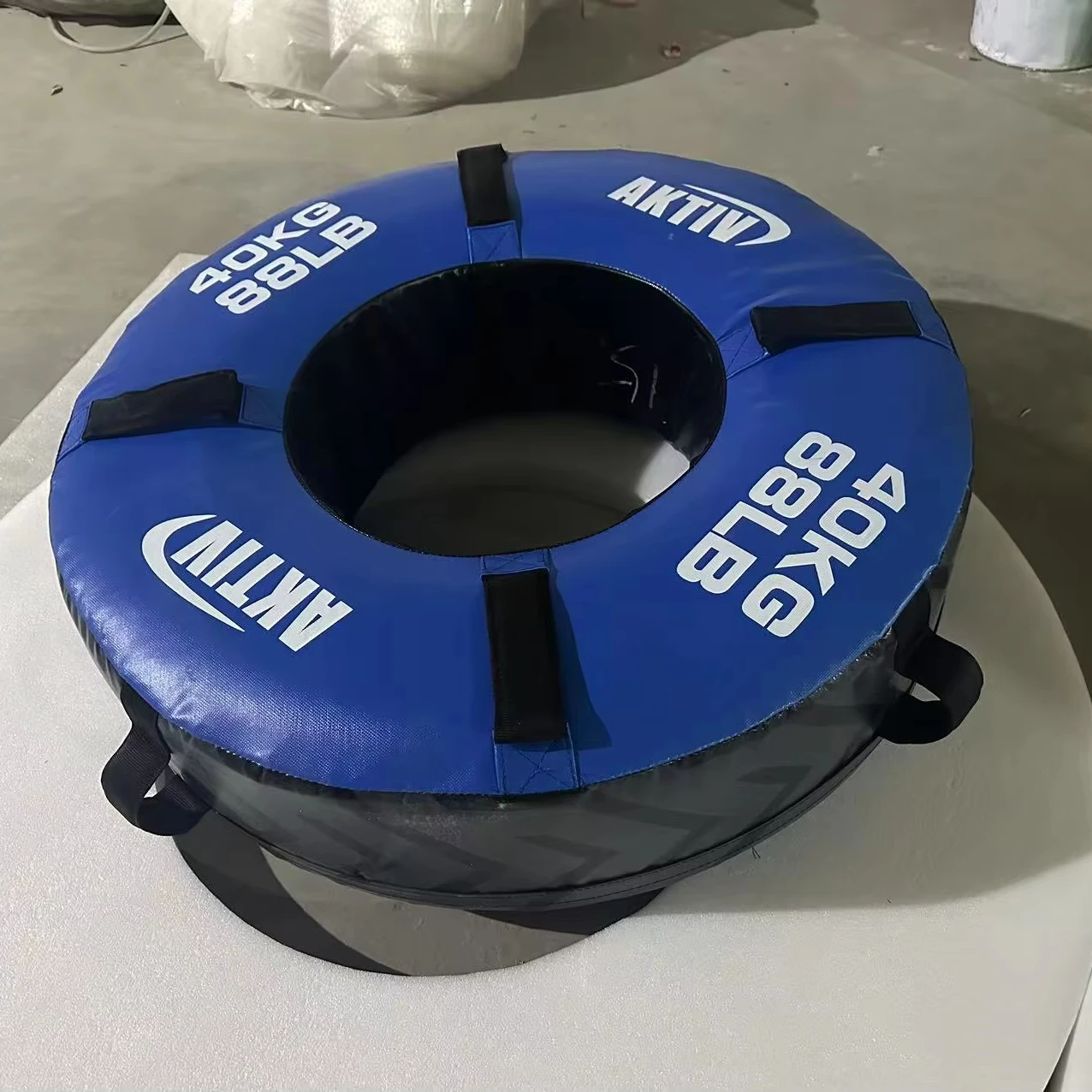 

Сверхмощная спортивная шина из ПВХ объемом 60 кг для силовых и кондиционированных тренировок. Прочная резиновая шина для фитнеса для тренировок и переворачивания.