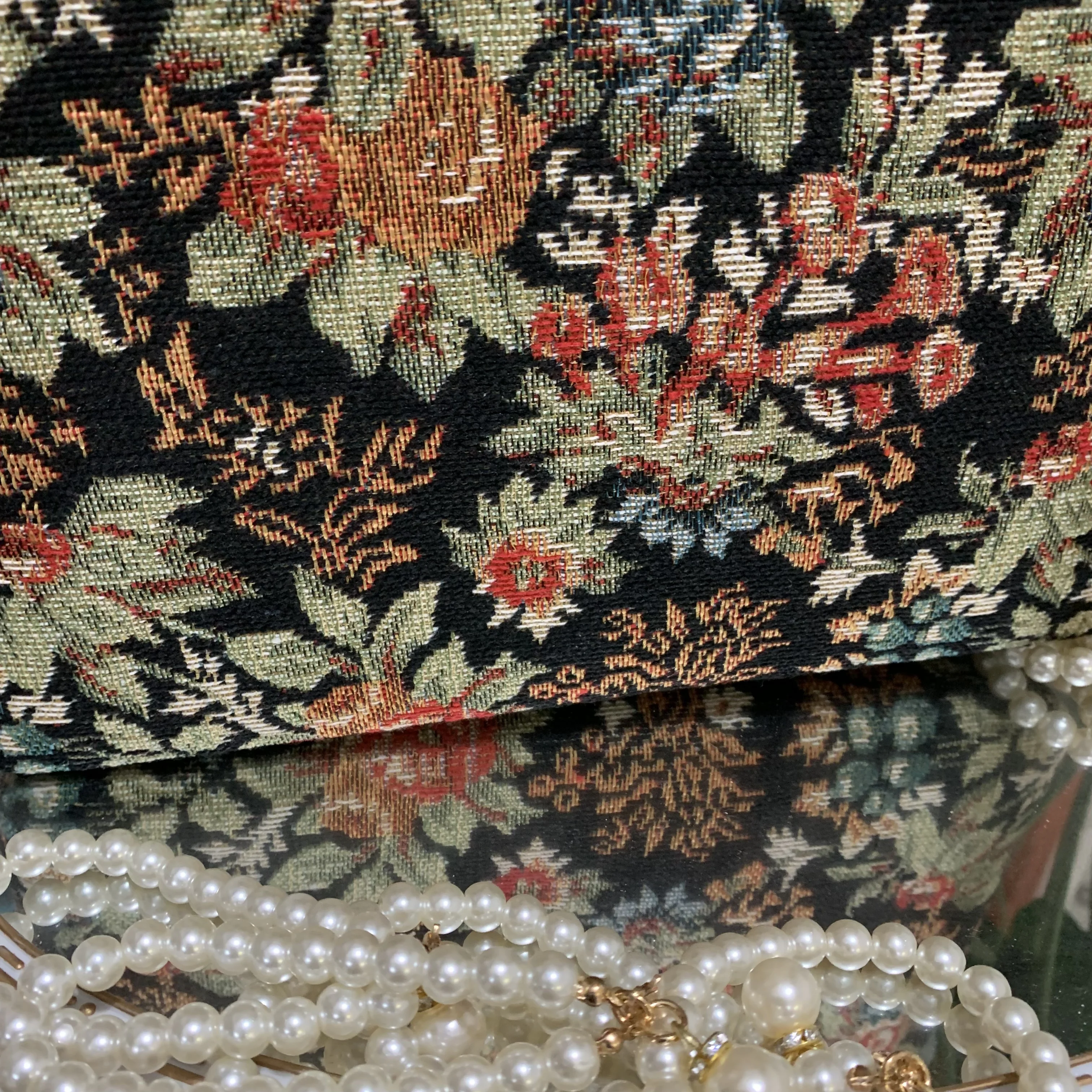 Lost in Vinatge Thread Fabric Pearl Embroidered Bag Bamboo Handle Petitpoint Clutch Antique Kiss Lock Bag Crossbody Metal Frame