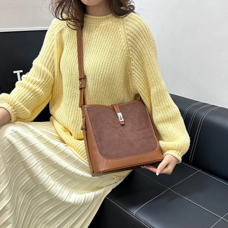 

Fashionable Ladies Shoulder Bag Made Of Meadow-Printed Leather Boasting Paris Casual Vintage Neat Spacious Daily Look​