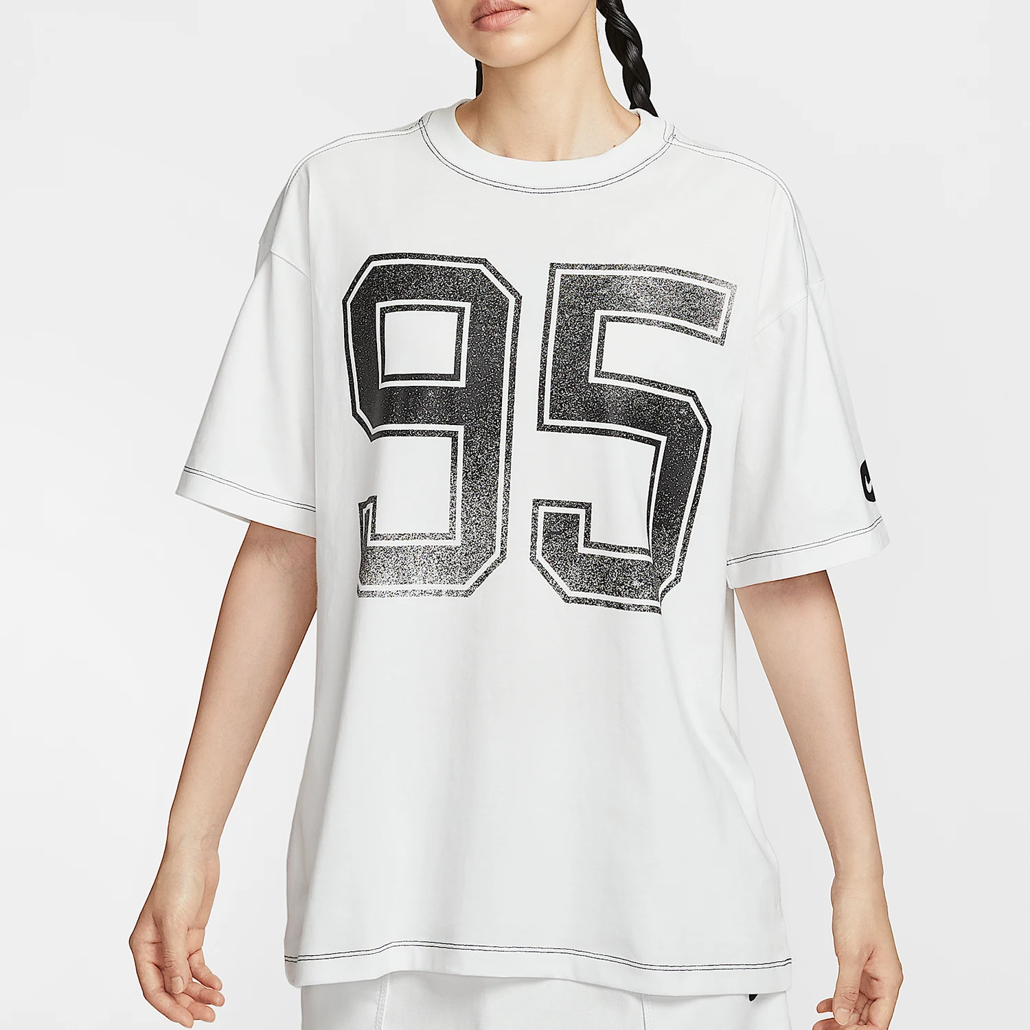 

Оригинальная спортивная женская трикотажная футболка Nike свободного кроя с буквенным принтом HV4973-121