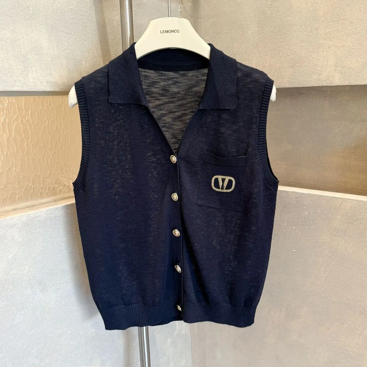 Damesmode Letter Effen Kleur Turn-down Kraag Mouwloze T-shirts Lente Zomer Vintage Knoppen Elasticiteit Geborduurde Tops