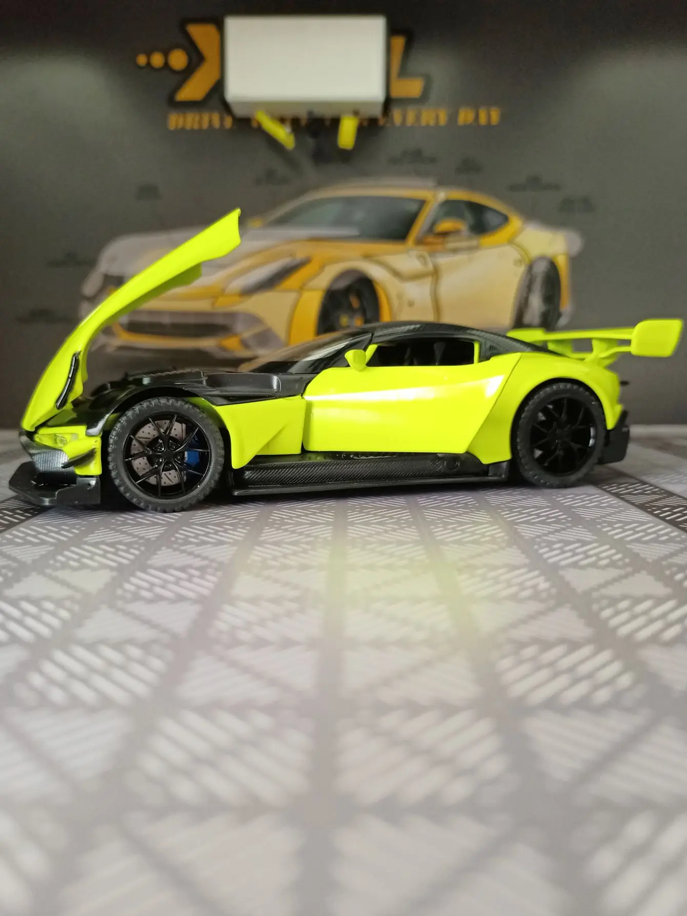 

Модель автомобиля Aston Martin Vulcan из сплава металла, масштаб 1:32, с открывающимися дверями с обеих сторон, для симуляции раллийных гонок, суперкар, украшение.