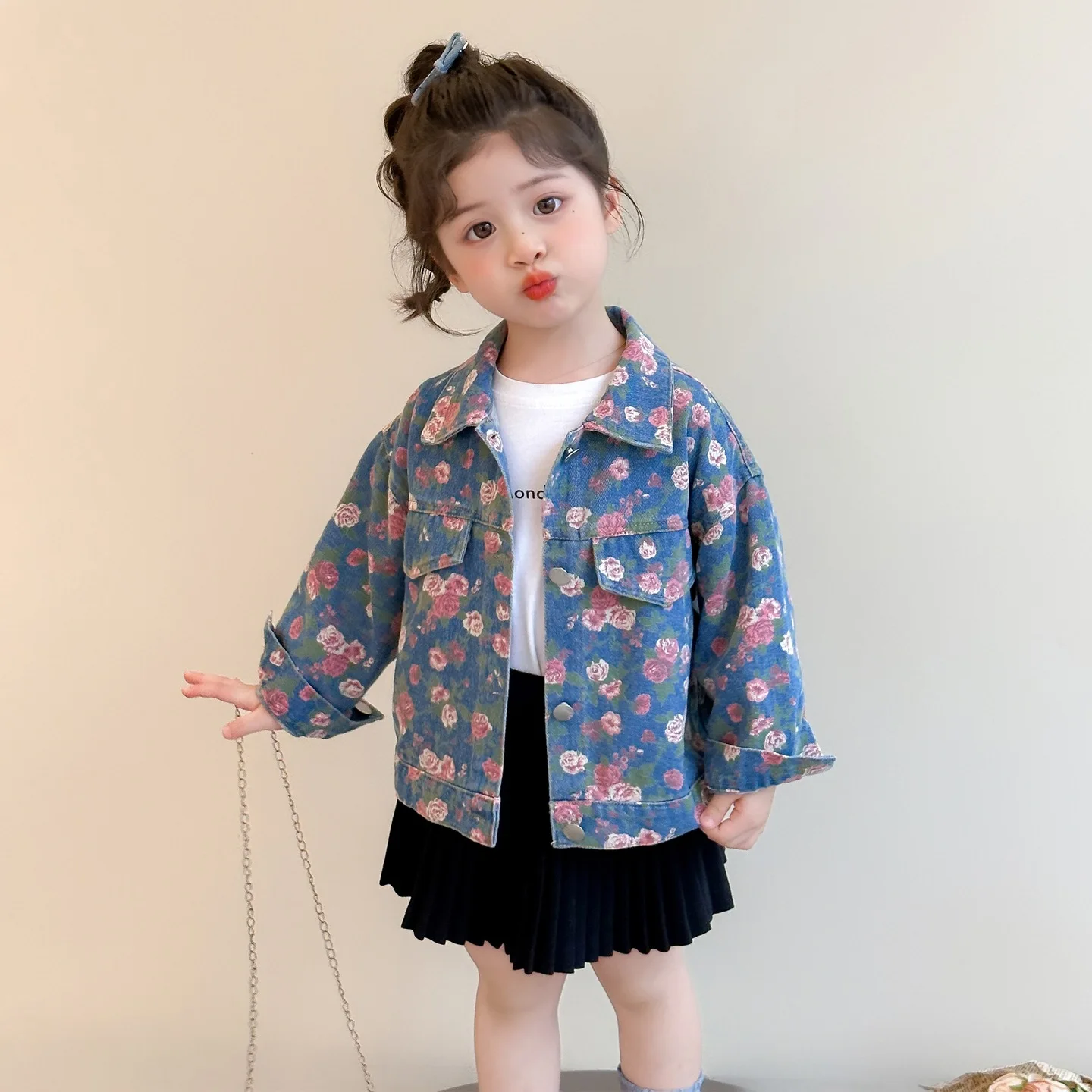ملابس خارجية للفتيات للربيع والخريف سترة من قماش الدنيم مطبوعة بالكامل على شكل زهرة النسخة الكورية سترة عصرية يومية كاجوال وأنيقة