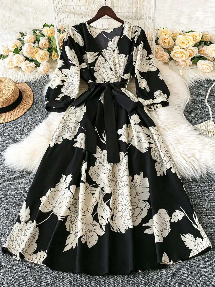 

Черно-кремовое платье с цветочным принтом, завязками на талии и рукавами-фонариками