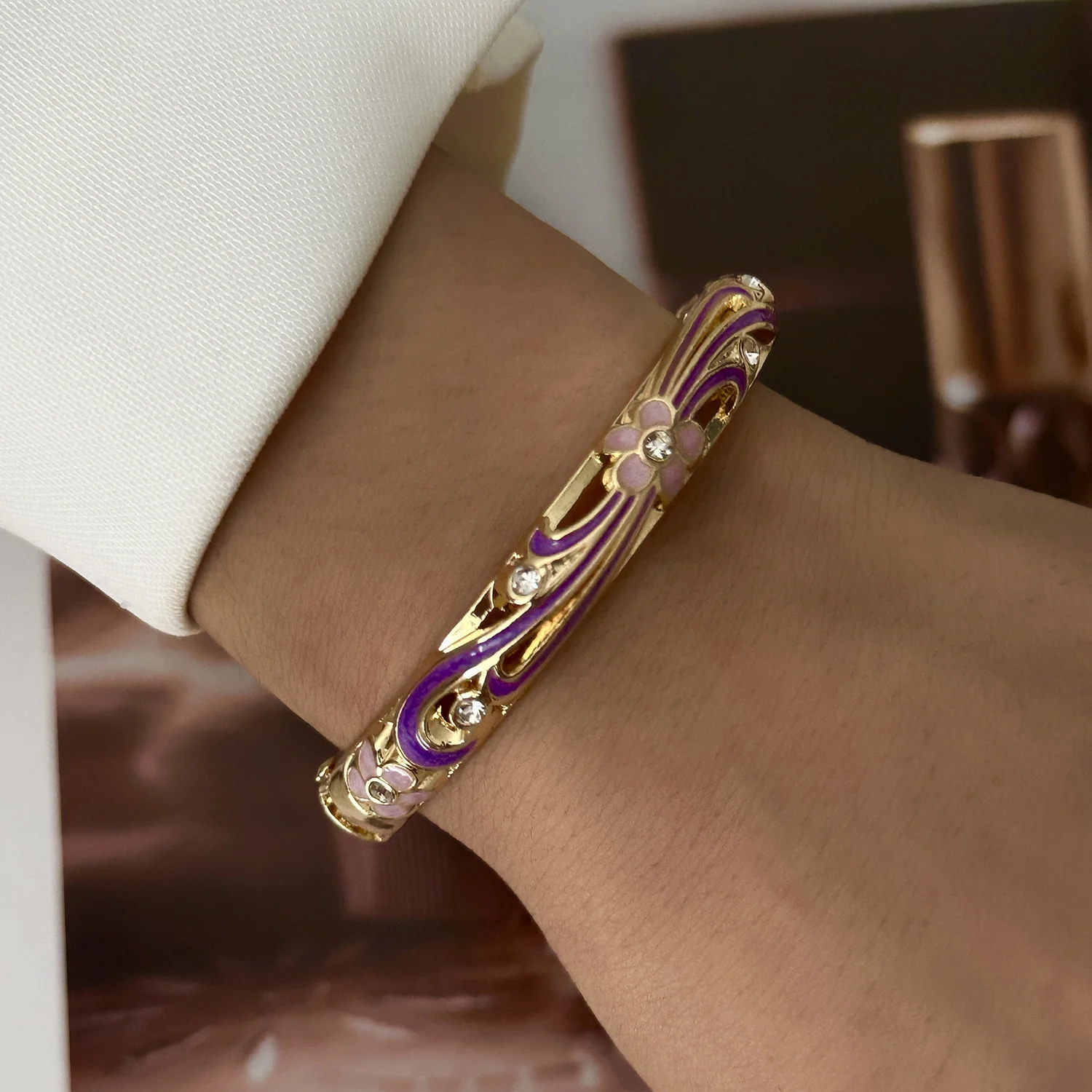 Klassische Blumen-Geometrie Emaille-Armreifen für Frauen, Ethno-Stil Cloisonné Stapelarmband, Trendiger Goldfarbener Metallschmuck – Detail 5