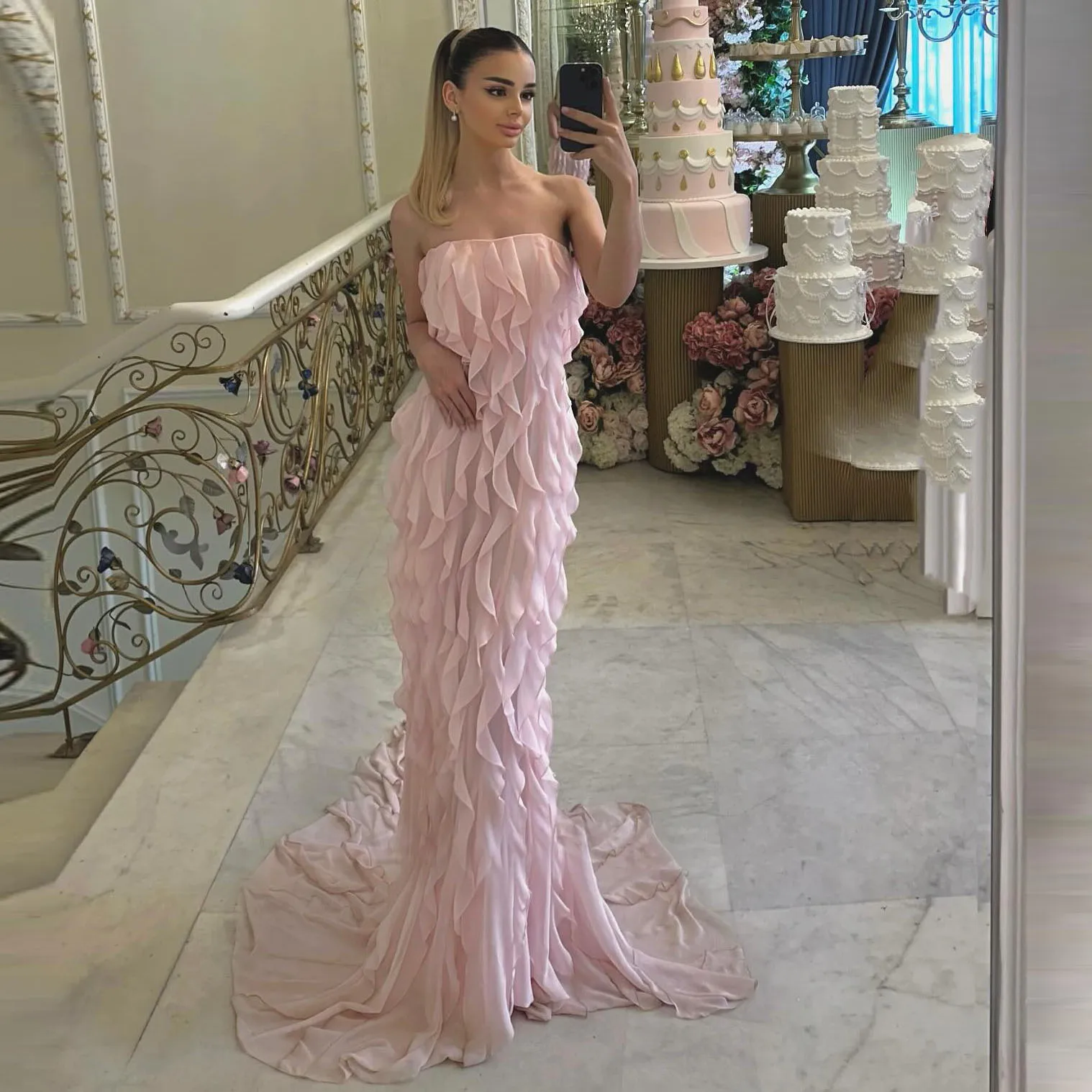 Suknia wieczorowa bez ramiączek z falbanami, szyfonowa, w kolorze pudrowego różu, długa suknia typu syrena z trenem, elegancka suknia formalna na wesela, studniówki i przyjęcia.