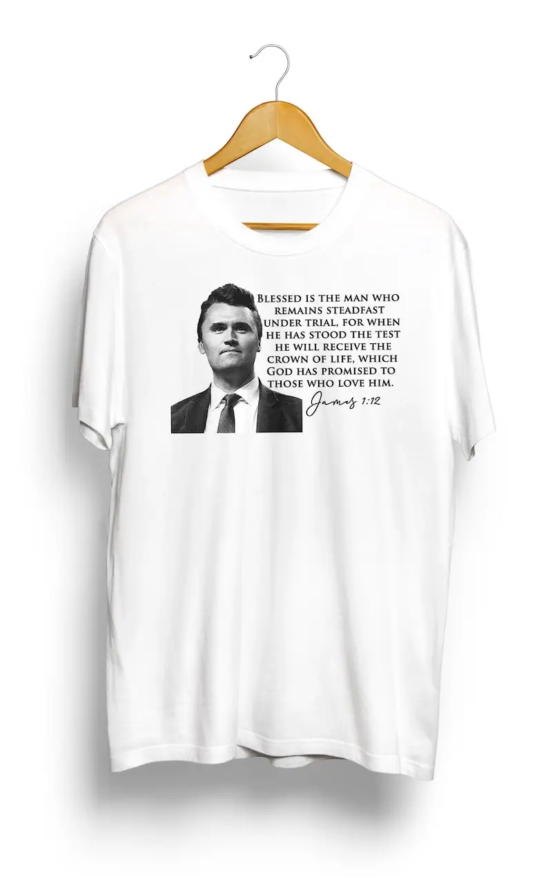 قميص آية الكتاب المقدس تشارلي كيرك جيمس 1:12، باتريوت حقيقي في الذاكرة المحبة لقميص تشارلي كيرك