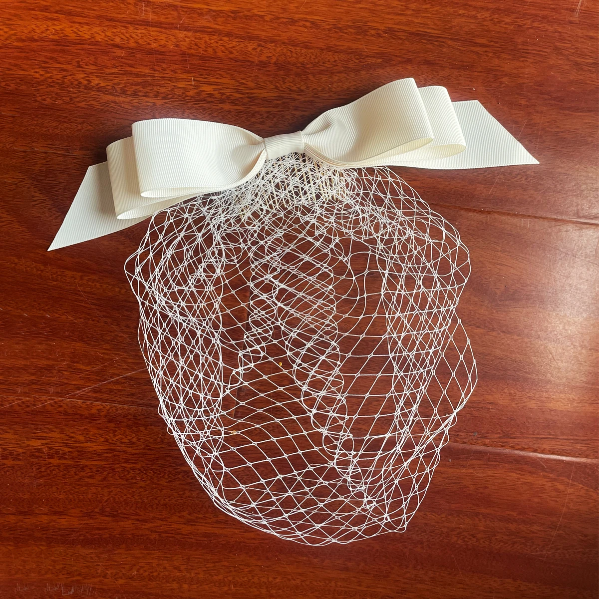 V625 قطع زينة أحمر الخدود الزواج الحجاب الزفاف المعاوضة قطع حافة طبقة واحدة الأبيض الزفاف قصيرة العروس الحجاب مع الشريط القوس مشط #4