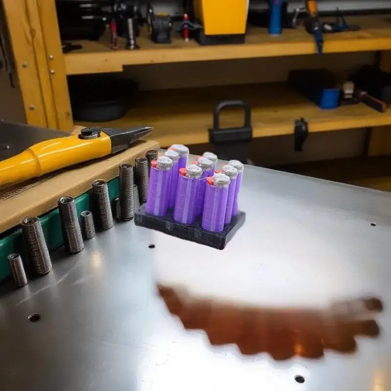 ولاعة صغيرة مزخرفة 1/12 مع قاعدة عرض لعبة مجسمة لغرفة الترفيه بيت الدمى