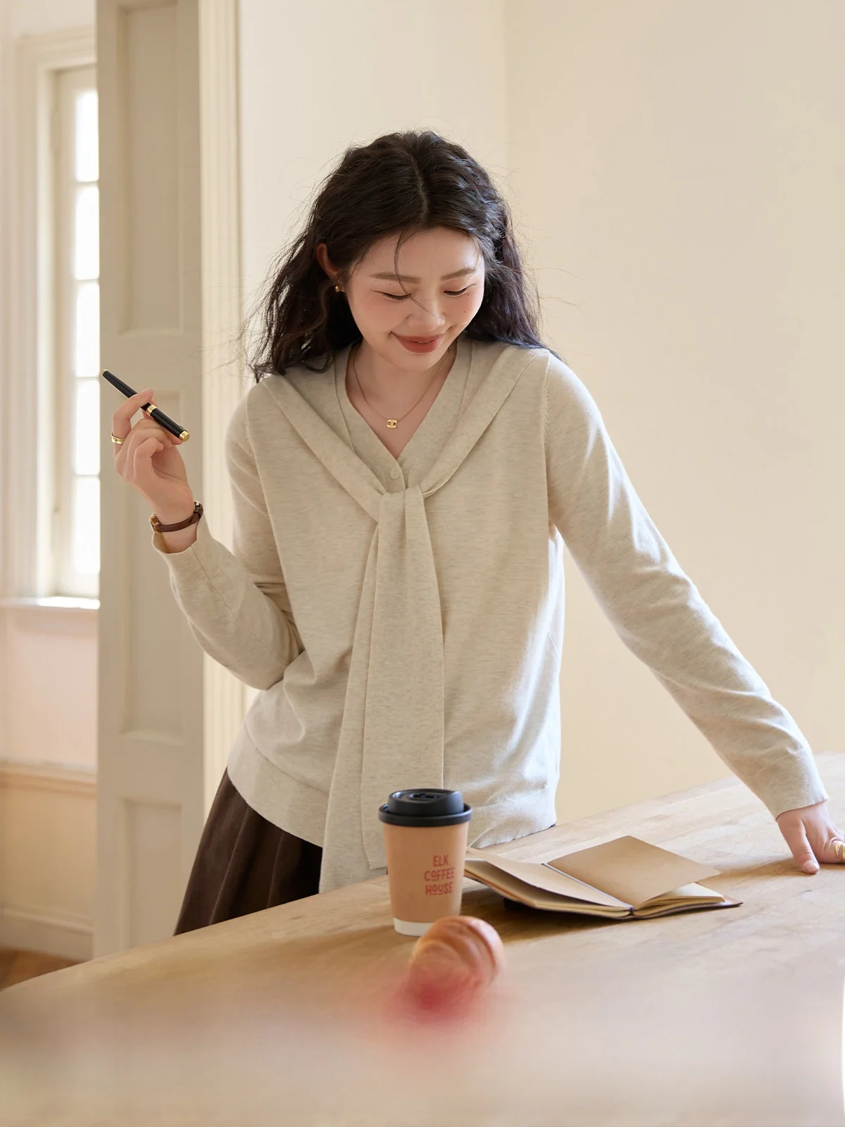 

Мягкий, приятный к телу трикотажный топ с V-образным вырезом, имитация двухслойного дизайна, длина до плеч, повседневный, осенний, для многослойного образа, больших размеров, женский.