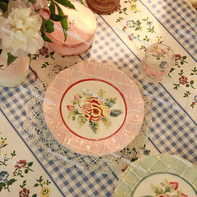 

Ретро-тарелка из керамики с розовым и синим клетчатым узором под глазурью - для сервировки и в подарок