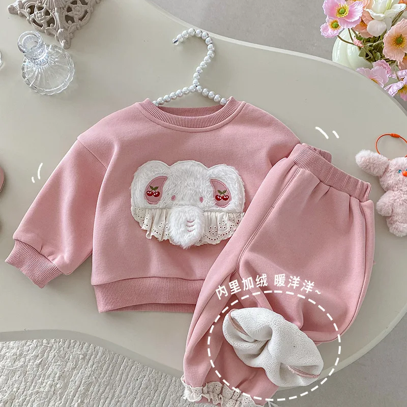 

Комплект корейской версии для девочек, новинка 2025 года, зимняя детская толстая толстовка с нашивками, кружевные штаны, спортивные штаны, комплект из двух предметов