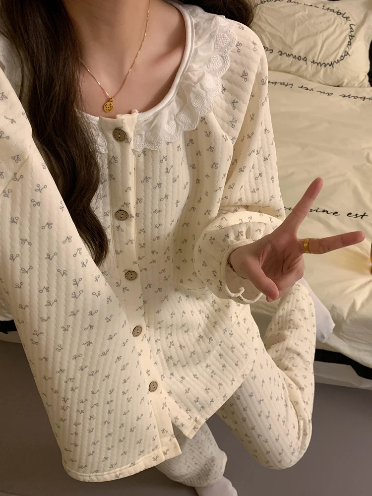 طقم ملابس منزلية نسائية مقاس كبير من القطن الهوائي بأكمام طويلة ومزينة بالدانتيل والزهور، بتصميم حلو لفصلي الخريف والشتاء