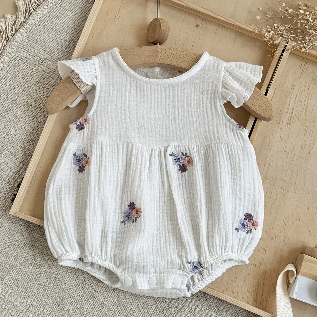 2026 Sommer Baby Bodysuit 1-18M Niedliche Bequeme Kleinkinderkleidung mit Gestickten Blumen Mädchen Einteiler Säuglings-Strampler
