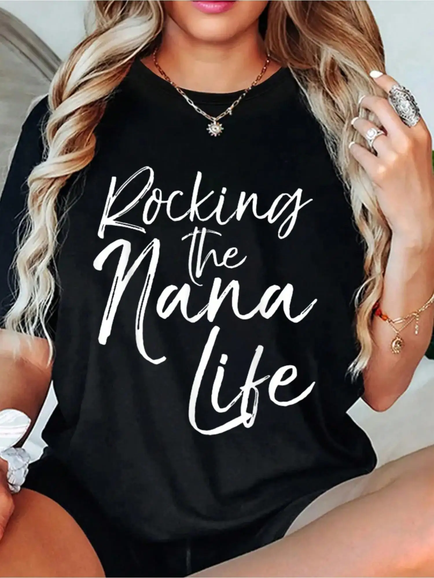 تي شيرت نسائي Rocking The Nana Life" - كاجوال بأكمام قصيرة ورقبة دائرية إلى طباعة حروف بيضاء هدية مثالية لعيد الأم للجدة #1