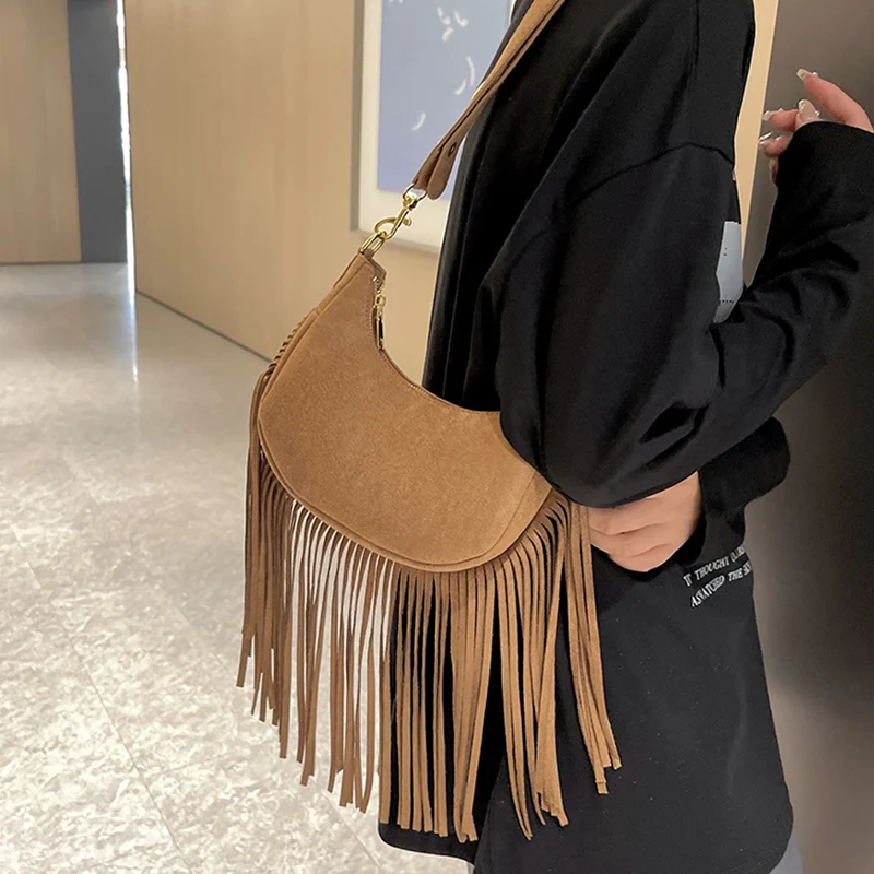 Bolso de diseñador con borlas para mujer, bandolera de cuero de ante, a la moda, media luna, 2023