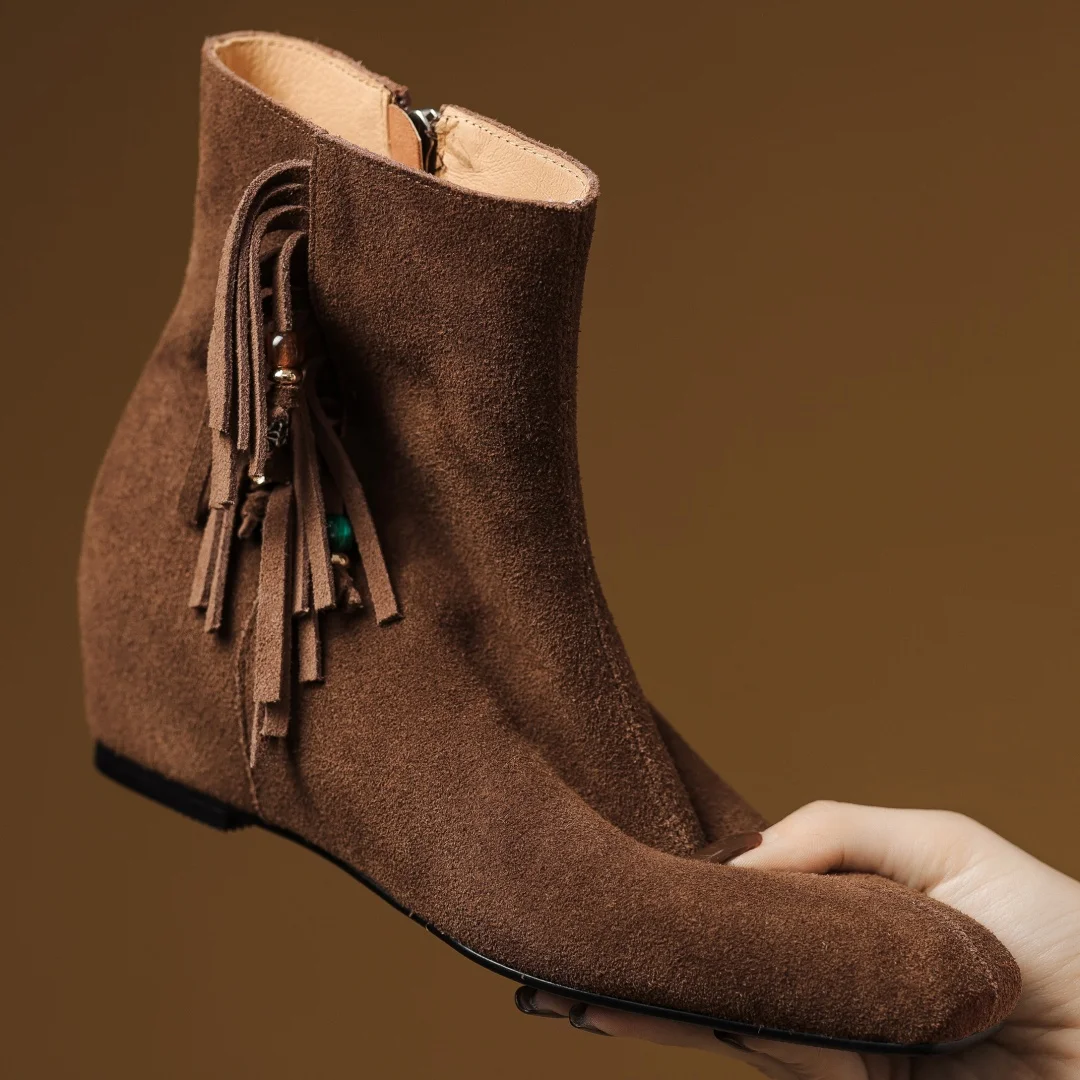 

Danxuefei женские осенние ботильоны из натуральной замши с квадратным носком и боковой молнией с бахромой и бисером, повседневные ботильоны на танкетке 5 см на среднем каблуке