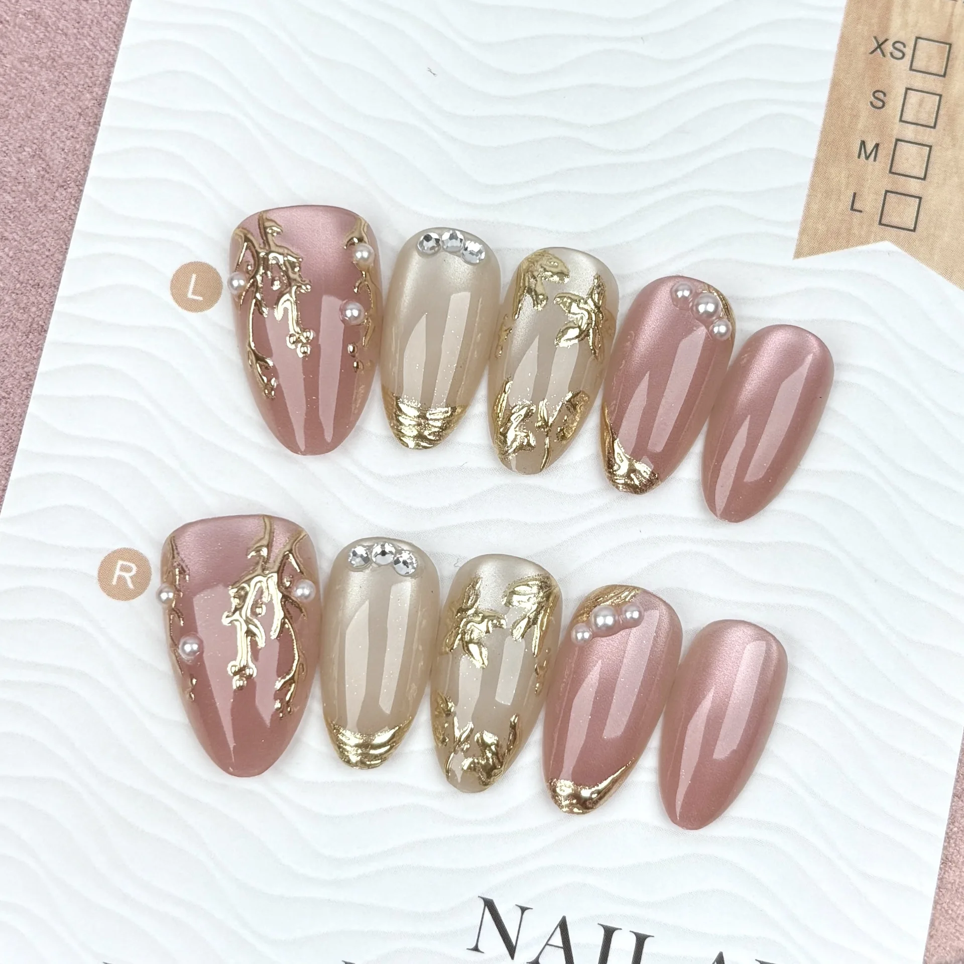 24Pcs Pink with Gilded Flower Short Almond False Nails Bright Spicy Girl Beauty Press on Nails Tips Cat's Eye Reusable Fake Nail