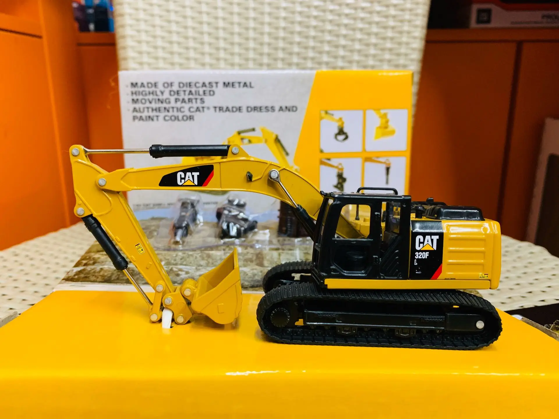 320F L HYDRAULIC EXCAVATOR W/ 5 TOOLS 1:64 DIECAST MASTERS 85636