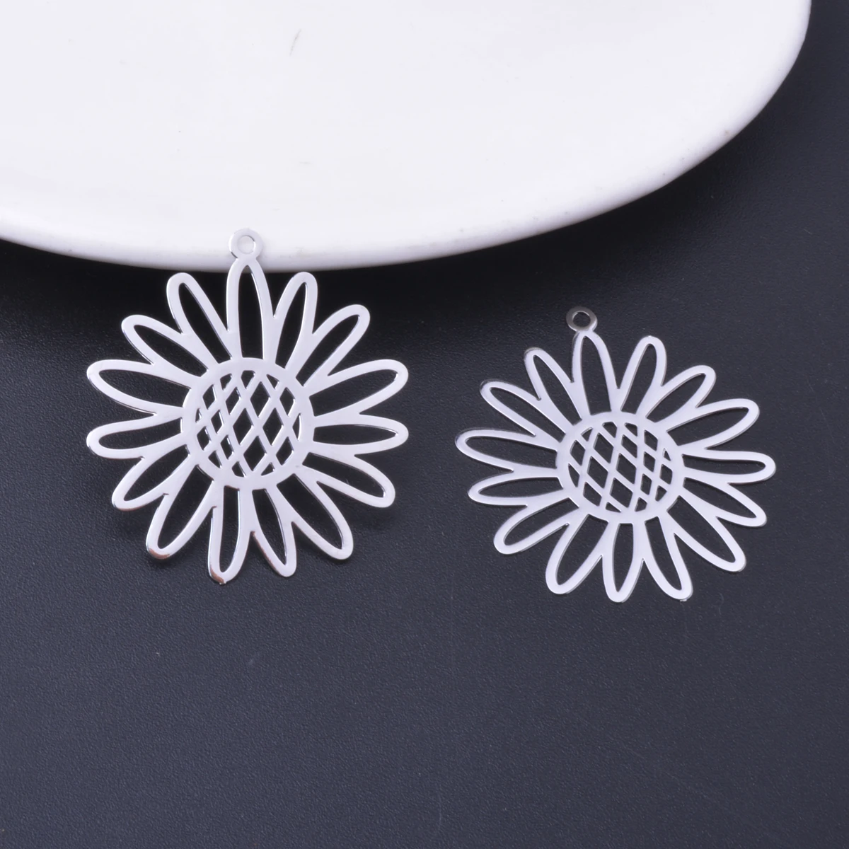 30 Stück AB7796 Bunte Sonnenblumen-Anhänger Filigran Messing Ohrstift Goldfarben Anhänger DIY Schmuckzubehör – Detail 12