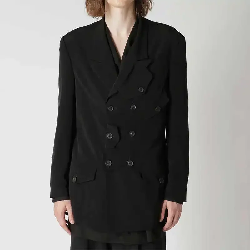 

YOJI OOAK карман на пуговицах с клапаном, предназначенный для персонализированного темного пиджака японского нишевого дизайнера.