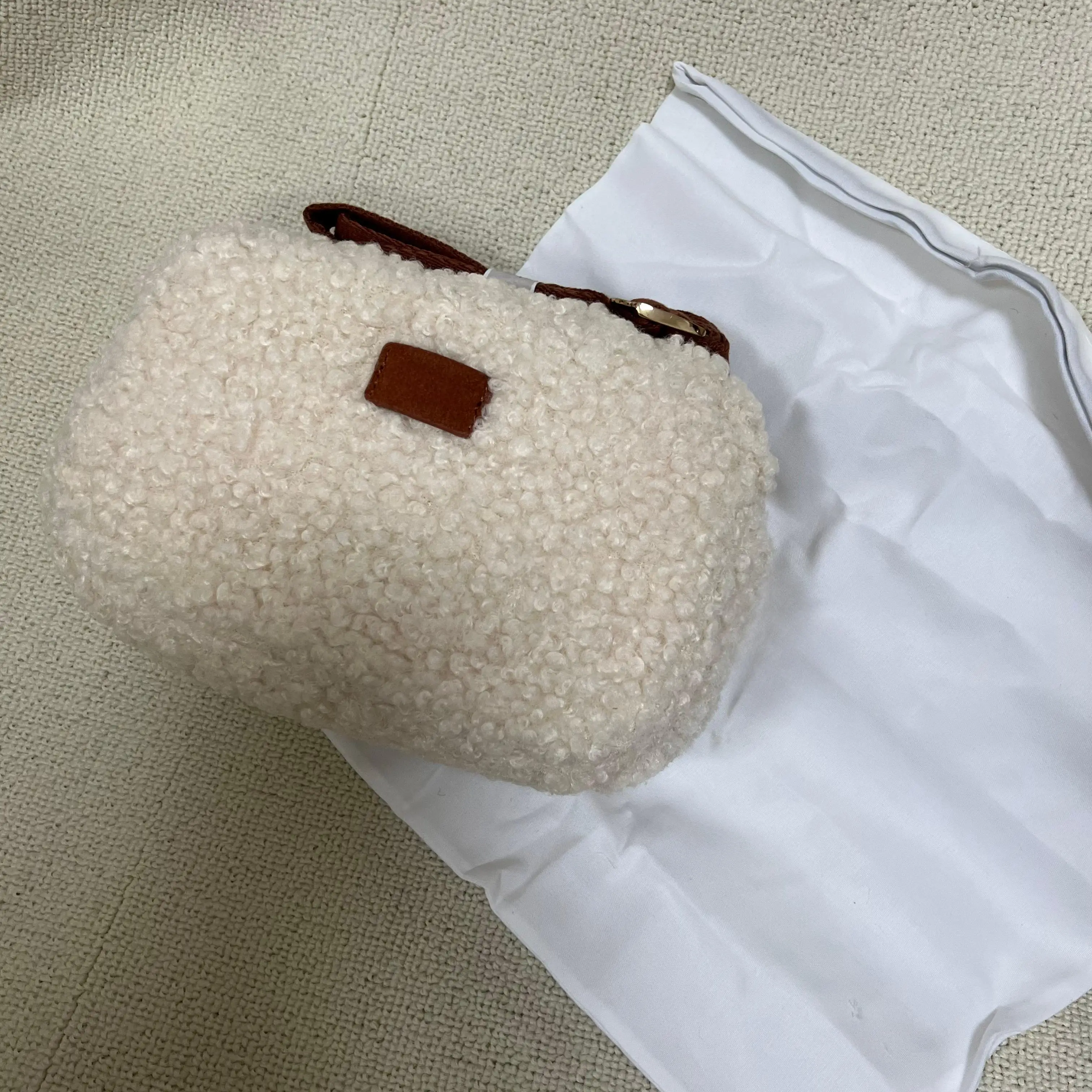 

2026 fashionable new ladies handbags, trendy plain-colored handbags, simple and novel