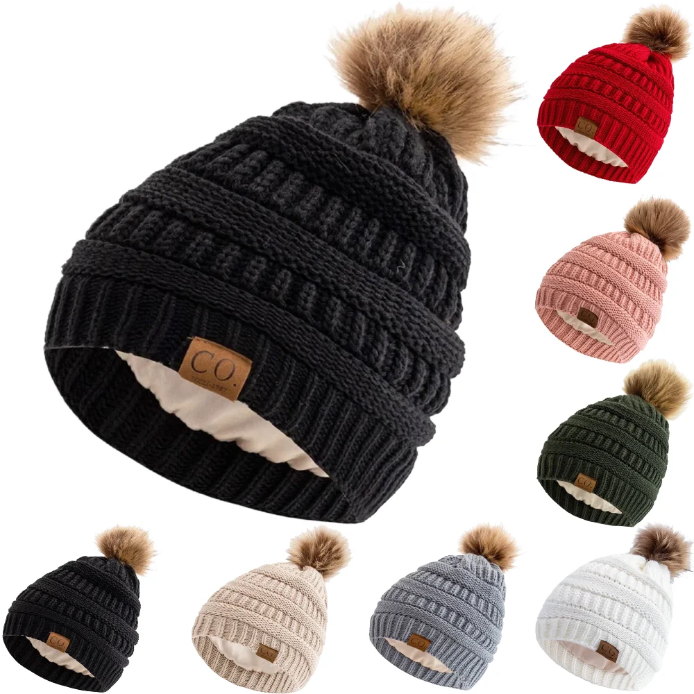 Neue antistatische Beanie-Mütze mit Satin gefütterte Kunstpelz-Pom-Pom-Mütze für Damen, warme Strickmütze für den Winter