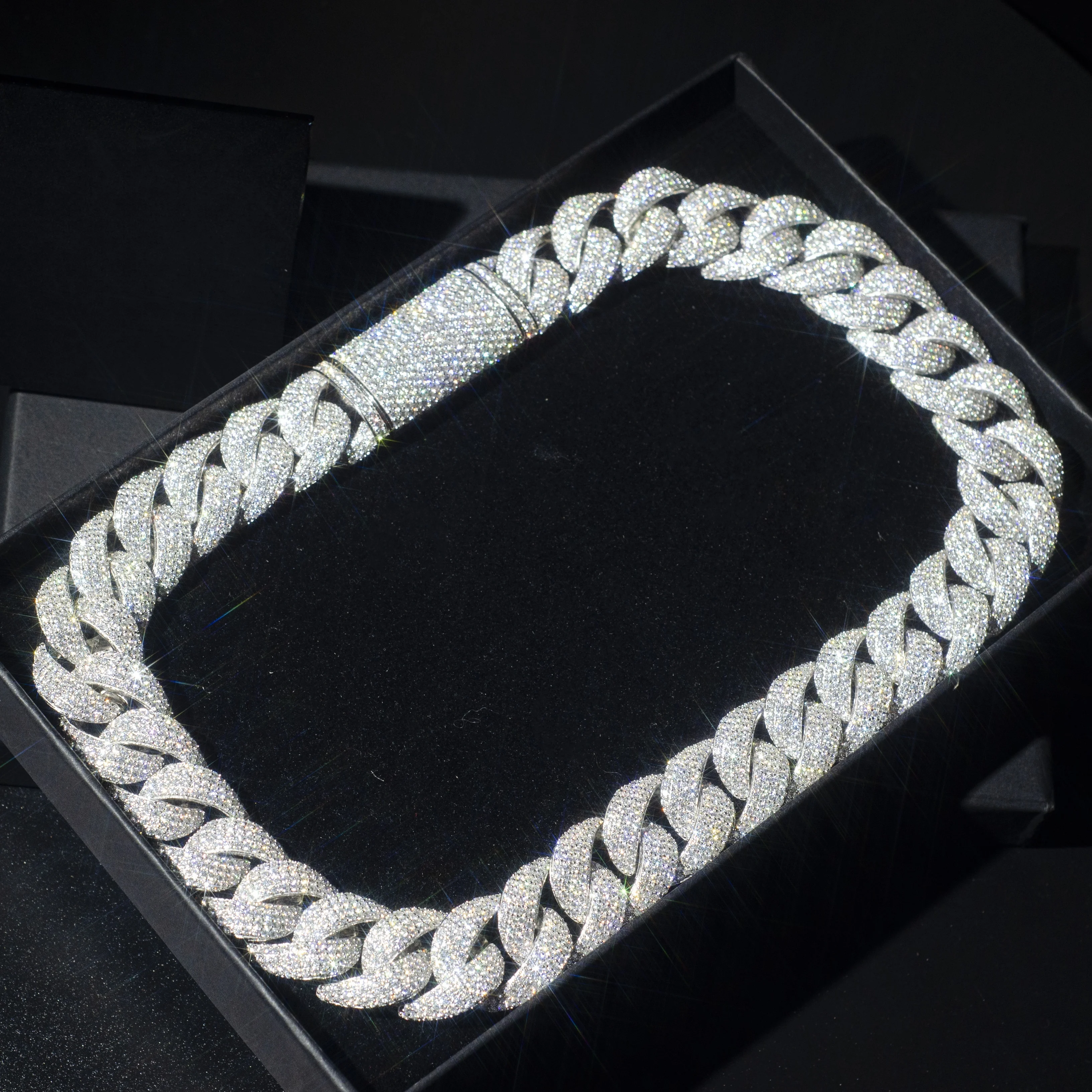18mm .Factory Outlet Cuban Link Moissanite Chain with Custom Pendants 18-inch Iced Out Chain Moissanite Cuban Necklaces