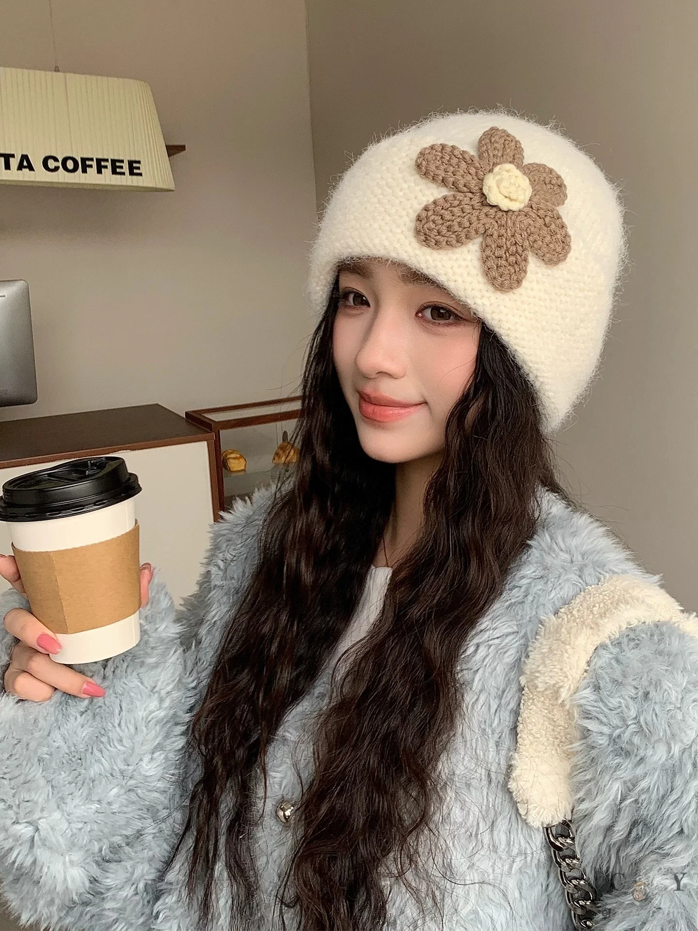 cappello-da-donna-in-lana-lavorata-a-maglia-ideale-per-l’outdoor-piu-spesso-per-l’autunno-e-l’inverno-caldo-antivento-con-protezione-per-le-orecchie-e-che-modella-il-viso-perfetto-per-proteggersi-dal-freddo