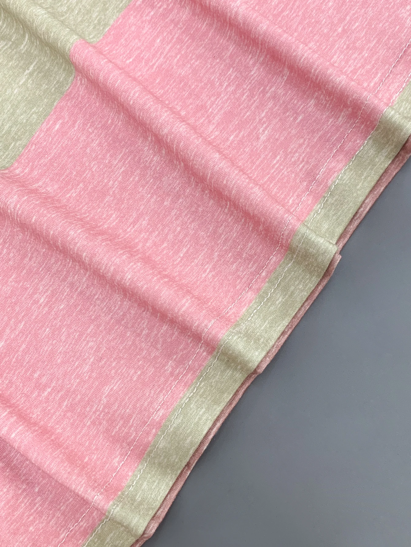 سترة نسائية بمقاسات كبيرة ذات شرائط أفقية بتصميم أنيق وياقة أمامية، مريحة ورقيقة، مناسبة لقضاء عطلة الصيف على الشاطئ