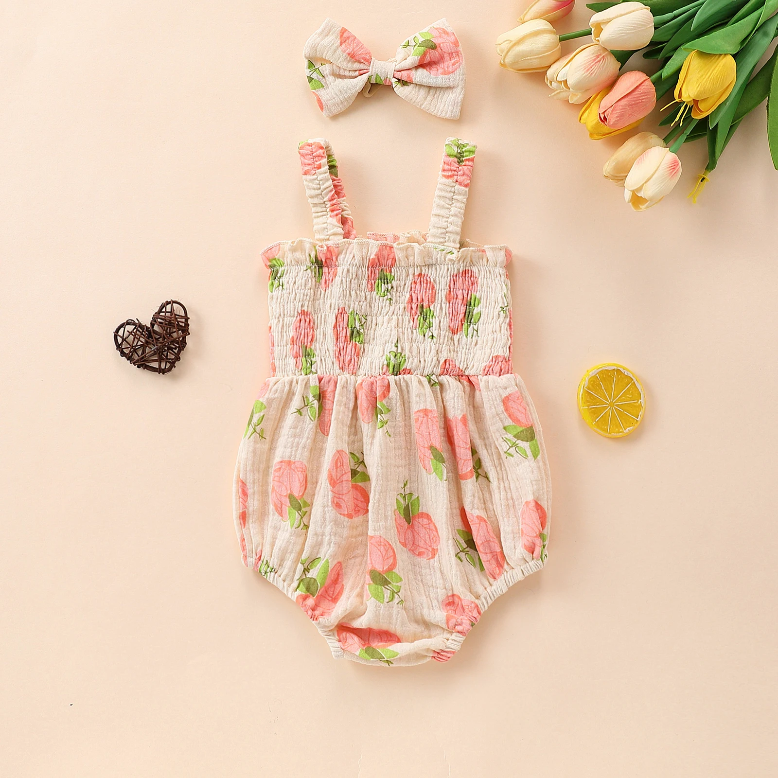 

Летний комплект для девочки: комбинезон с вышивкой клубники и повязка на голову с бантом – милый и очаровательный наряд для малышки