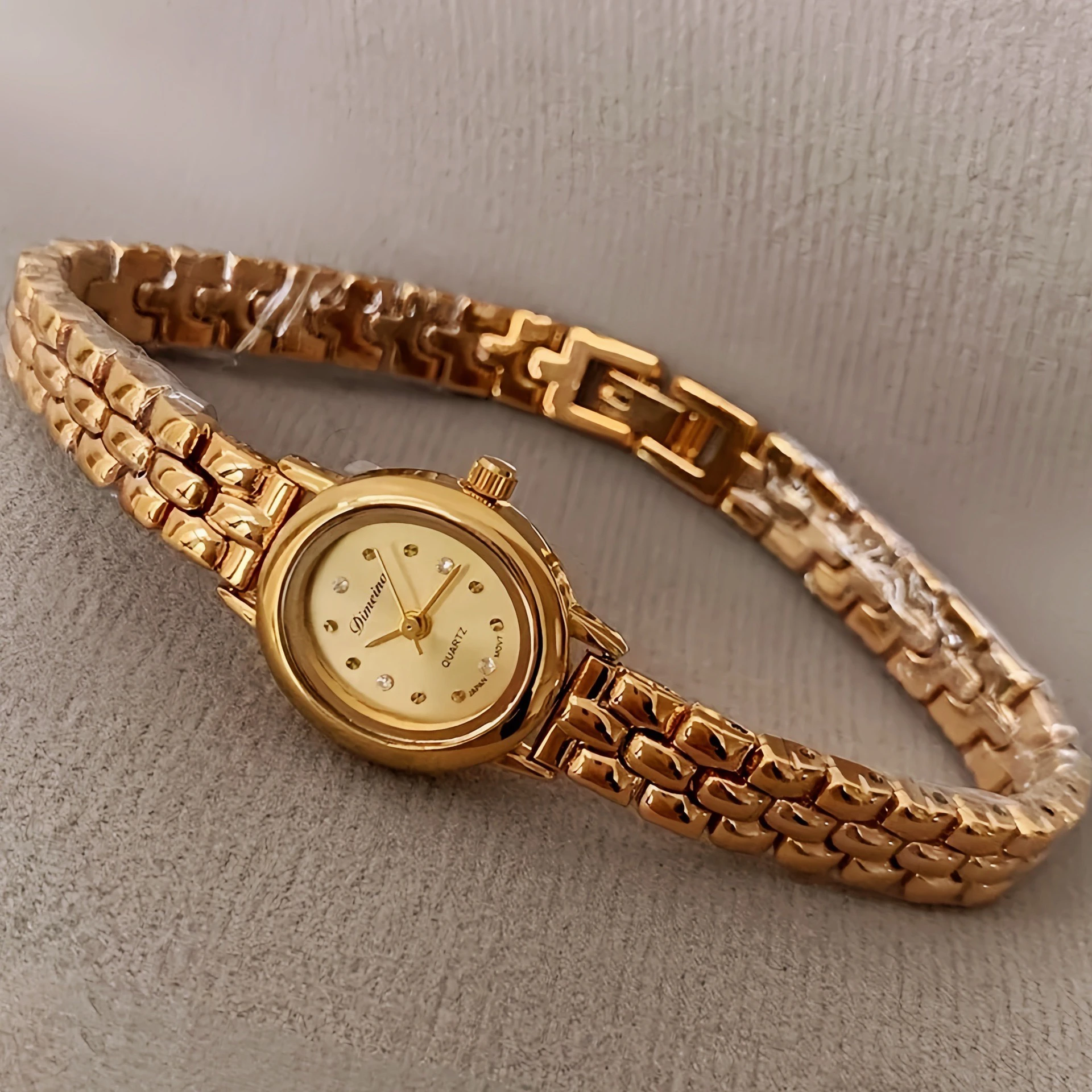 

Gilded watch with exquisite mini oval dialstylish and versatile quartz watch for womenvintage style, high-end women's wristwatch