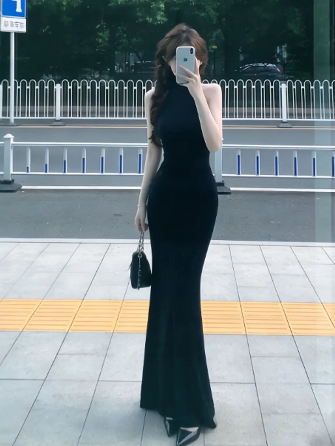 

Sexy Slim Fit Black Long Dress Fashionable City Commute Shoulder Baring Waist Cinched Summer Dress for Ladies Urban Street Style