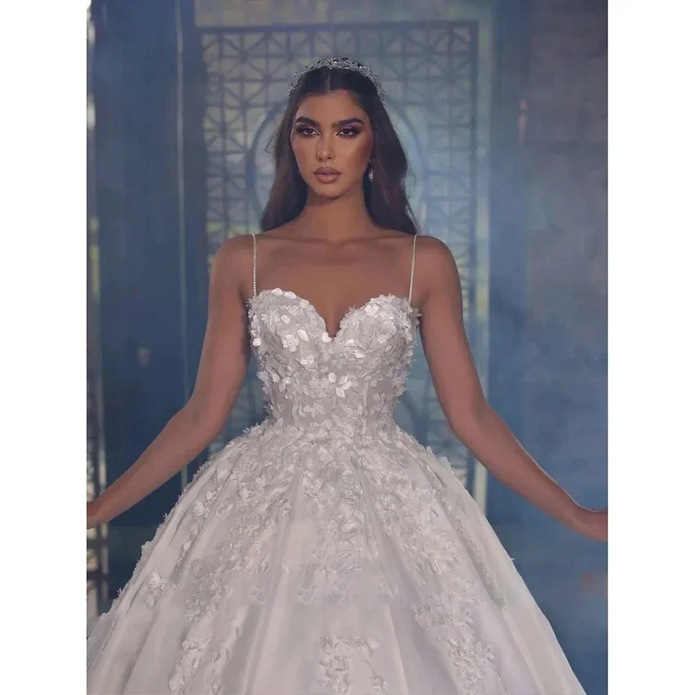 فساتين زفاف فاخرة مخصصة من Flavinke 2025 أشرطة كتف بدون أكمام مزينة بالدانتيل فساتين زواج بطول الأرض