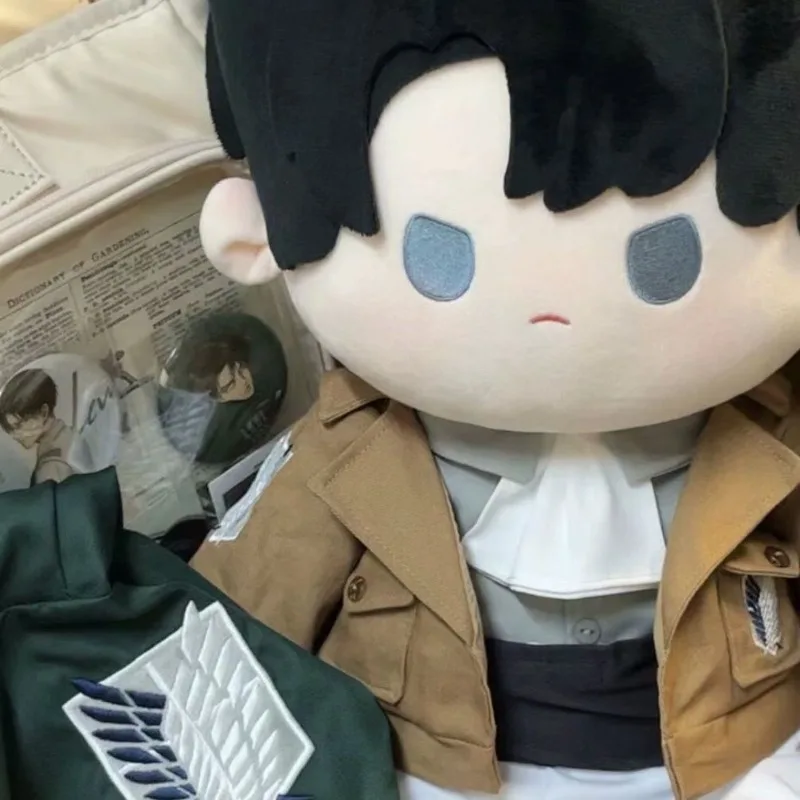 Ataque a los Titanes Rivaille Ackerman 40CM atributo postura sentada Linda muñeca de algodón juguetes de peluche de dibujos animados juguetes de peluche regalo de peluche