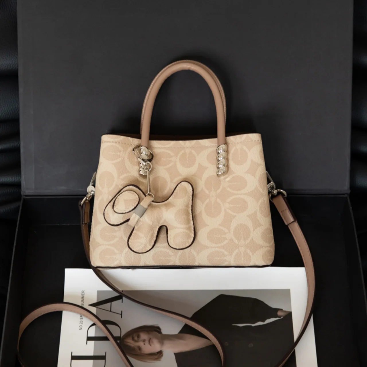 borsa-a-mano-classica-con-monogramma-tracolla-sottile-regolabile-e-staccabile-due-modi-di-indossare-borsa-da-donna