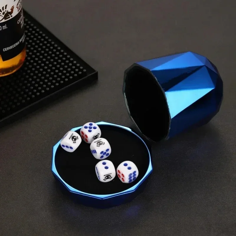 

Гальваническая бесшумная чашка для игральных костей с бархатной подкладкой и нижним кронштейном Чашка для игральных костей с 5-częściowymi игральными костими, подходящая для бара, вечеринок