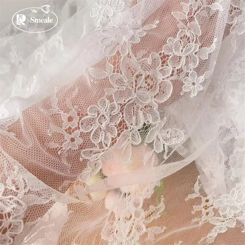 300CM X 150CM. Französischer Spitzenstoff mit großer Blumenbordüre. Stoff für Couture-Brautkleider. Weiß – Detail 4