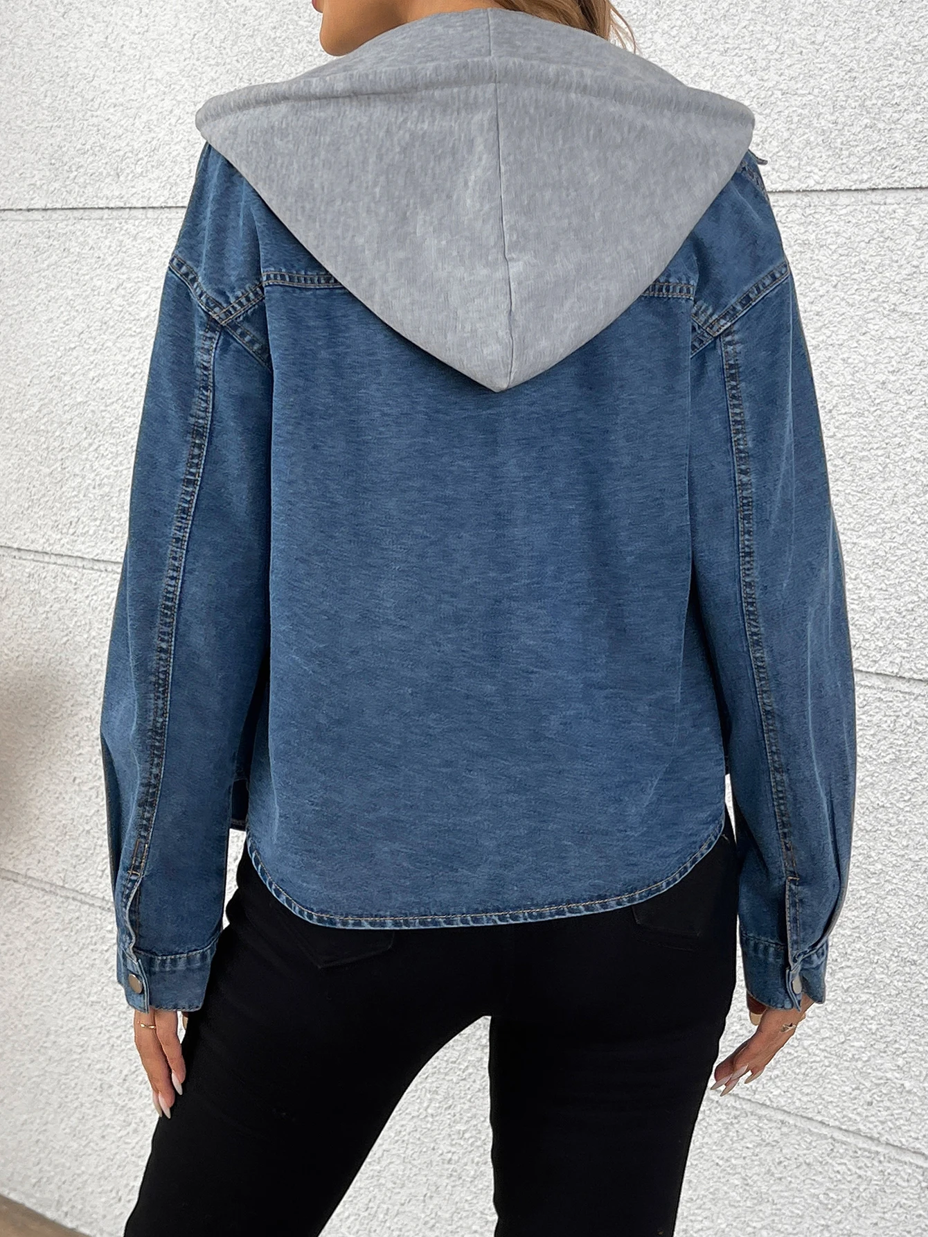 قميص بقلنسوة من قماش الدنيم للنساء بقلنسوة