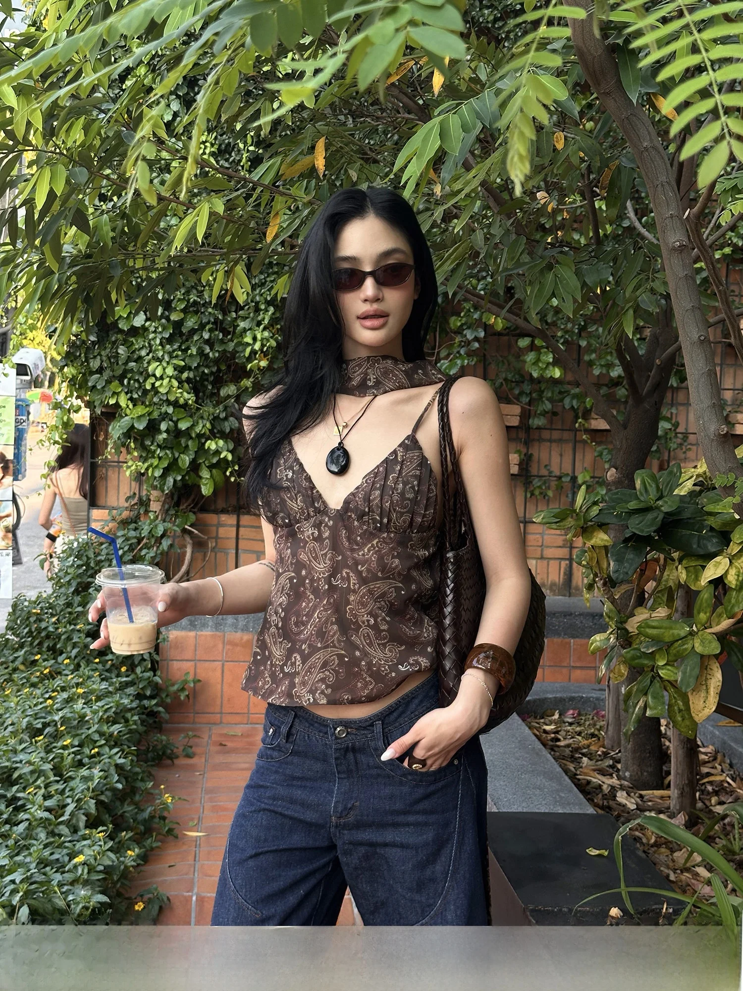 

Rovente Casual Style V-Neck Sleeveless Loose Women's Tank Top in Coffee Floral Print Breathable Summer Outfit for Trendy Girls