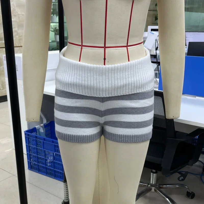 شورت نسائي Y2k مخطط متماسك صغير قابل للطي فوق الخصر المطاطي بقصة ضيقة شورت صالة صغير من الأسفل