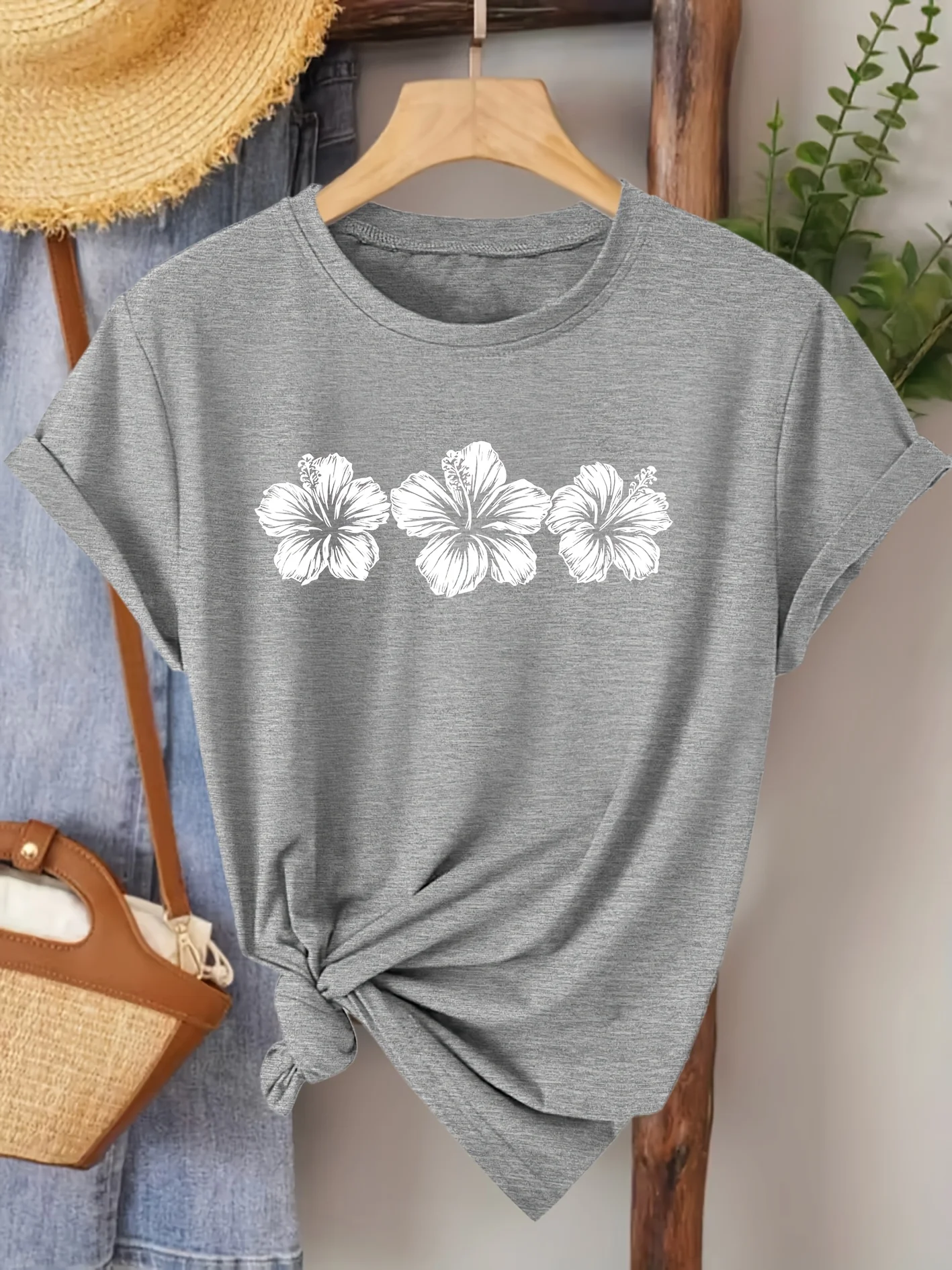 Elegant Short-Sleeved Top for Women Featuring a Hibiscus Flower Print Fashion Harajuku Kawaii T-shirt Women's Y2K Clothing ﻿ ﻿